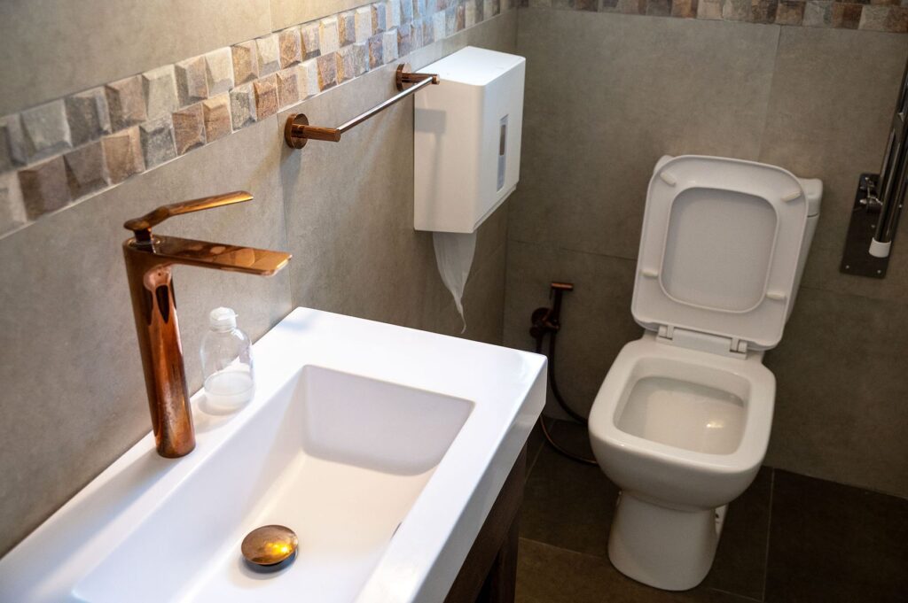 Baño moderno y luminoso