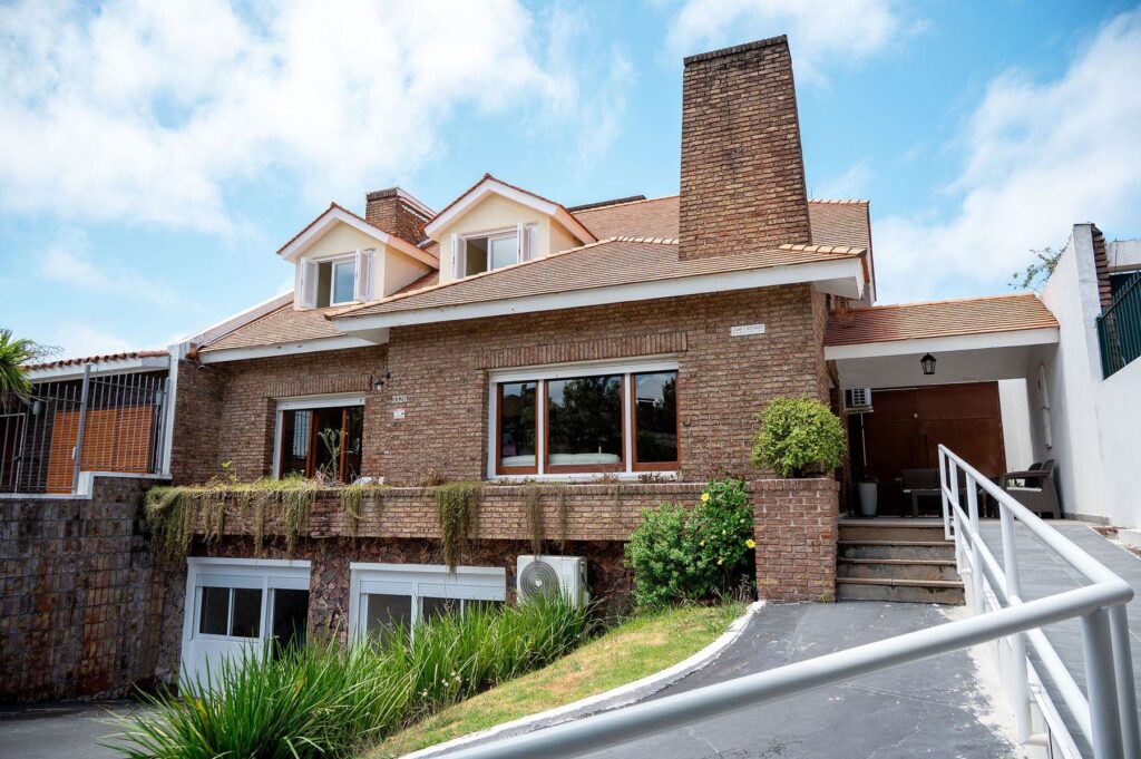 Fachada de ladrillo de Altos del Remanso, residencial para adultos mayores en Montevideo
