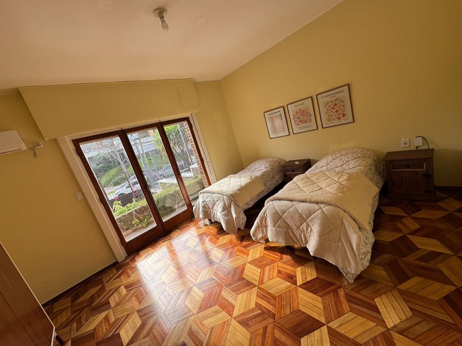 Habitación doble luminosa con puerta ventana al jardín
