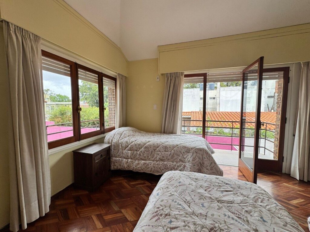 Habitación en planta alta con ventanales y balcón